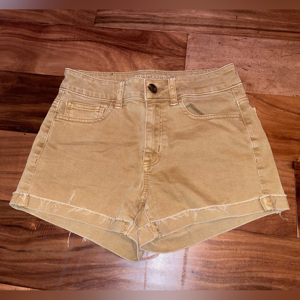 American Eagle tan High Rise Shortie
Size 2